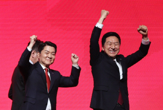 16일 오후 광주 김대중컨벤션센터에서 열린 제3차 전당대회 광주·전북·전남 합동연설회에서 지지자들 향해 인사하는 안철수(왼쪽) 국민의힘 대표 후보와 김기현 후보. <연합뉴스>